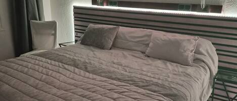 2 chambres, fer et planche à repasser, lit parapluie, Wi-Fi gratuit