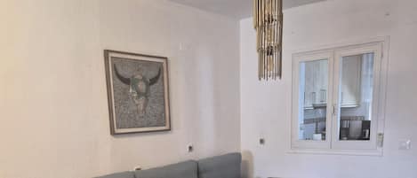 TV connectée, cheminée, table de tennis de table, livres