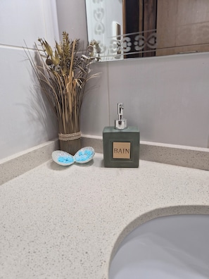 Douche, sèche-cheveux, serviettes fournies, savon