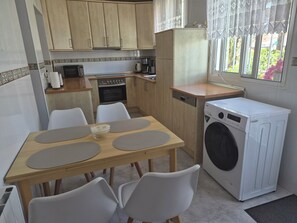冰箱、微波炉、烤箱、炉灶