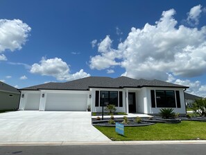 Exterior - Open the Doors to Paradise in This Stunning New Retreat! (Sumterville)