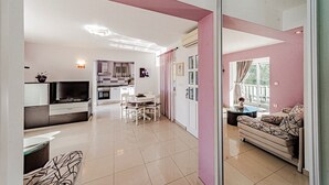 Un apartamento moderno con cocina, comedor y sala de estar.
