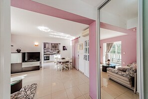 Eine moderne Wohnung mit Küche, Essbereich und Wohnzimmer.