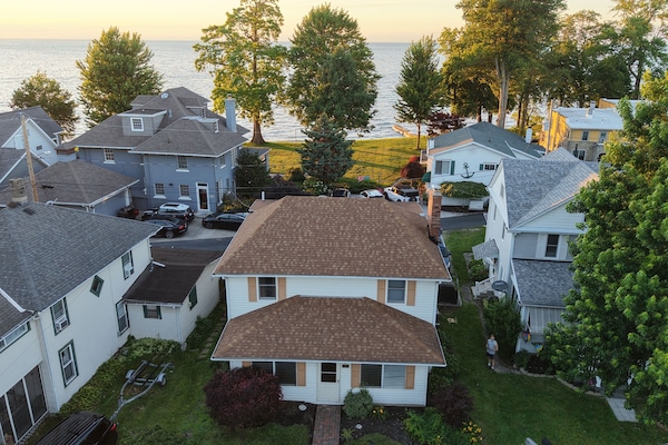 House just steps from Lake Erie