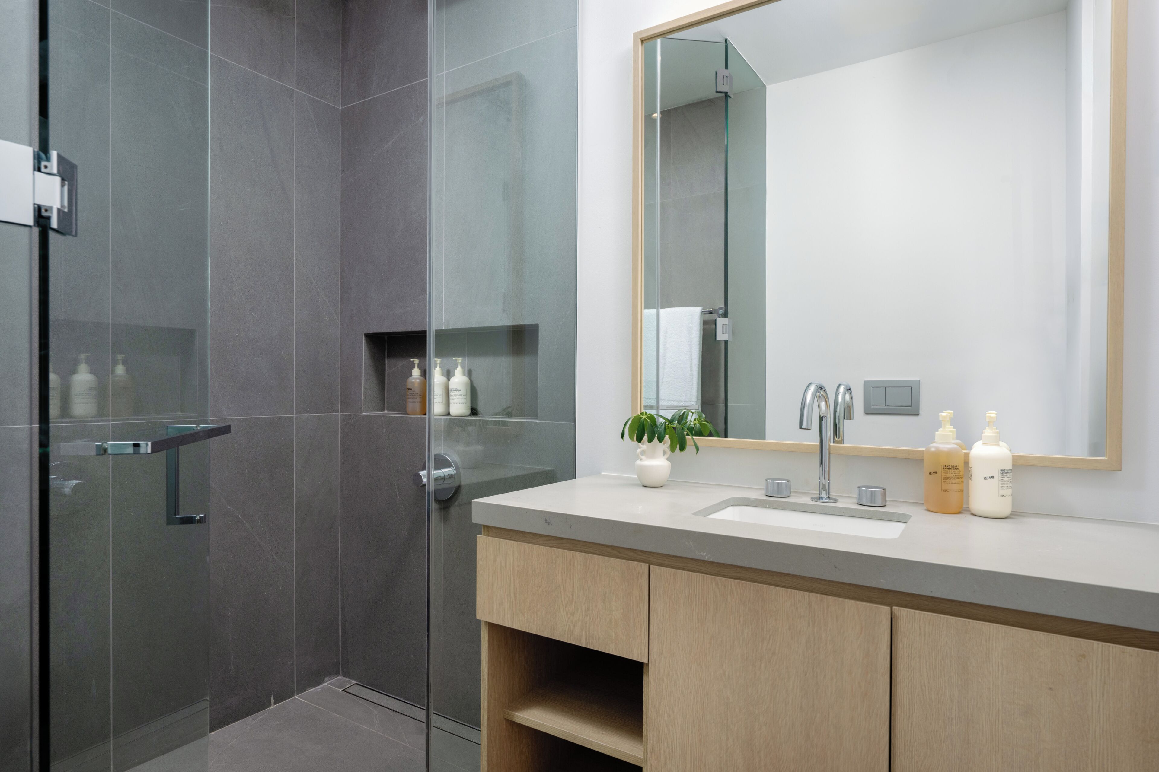 Deluxe Room, Balcony, Beach View | Bathroom | Free toiletries, hair dryer, towels, soap