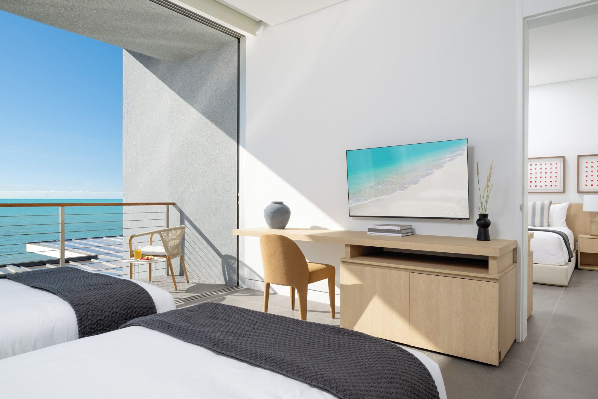 Rom – deluxe, balkong, strandutsikt | Safe på rommet, skrivebord, strykejern/-brett og wi-fi (inkludert)
