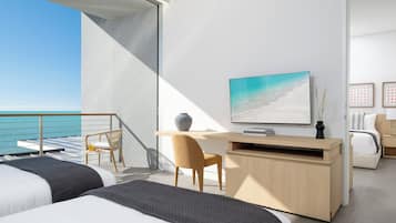 Rom – deluxe, balkong, strandutsikt | Safe på rommet, skrivebord, strykejern/-brett og wi-fi (inkludert)