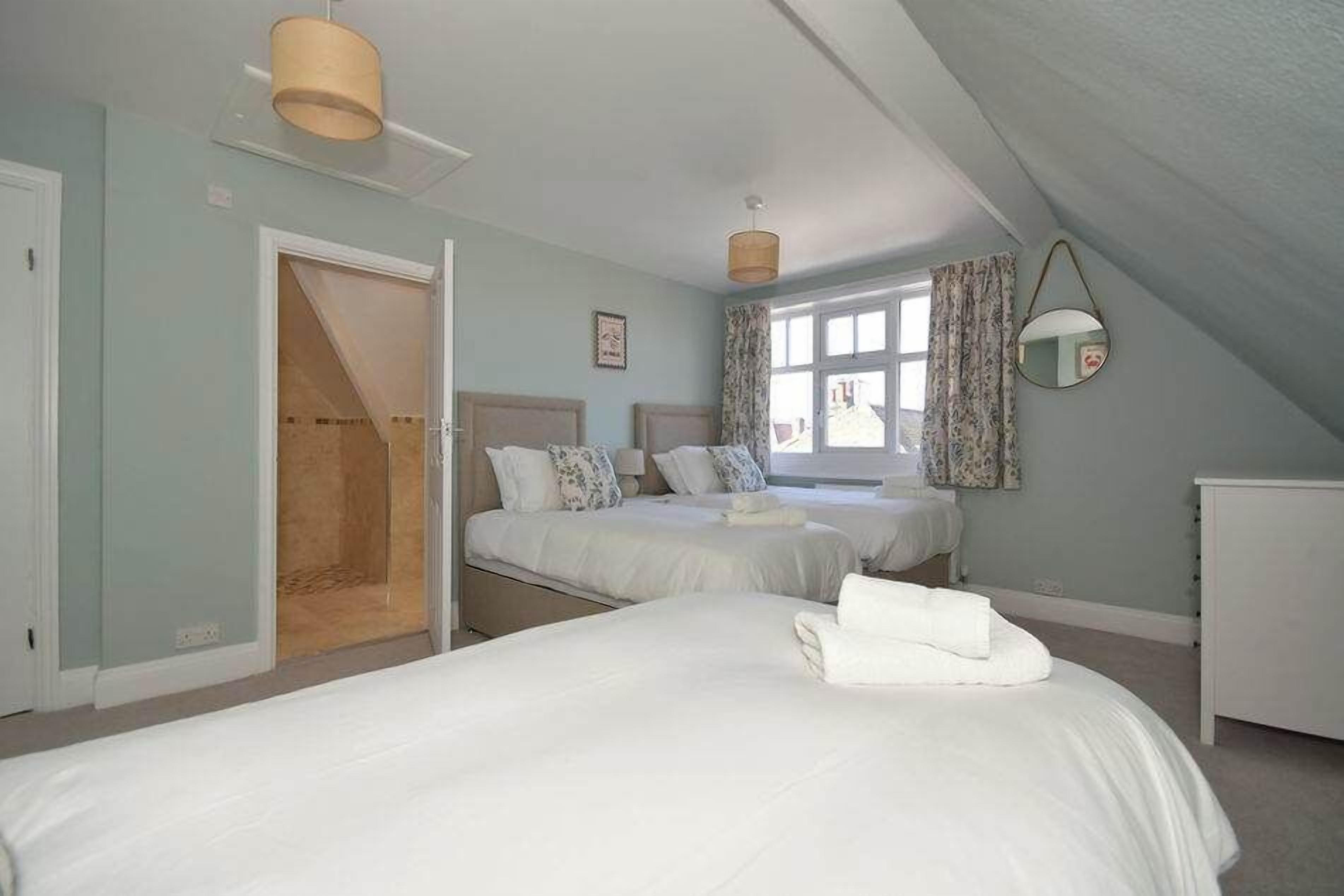 4 bedrooms, WiFi, bed sheets