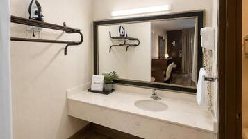 Deluxe Apartment | Bathroom | Bathtub, free toiletries, hair dryer, towels
