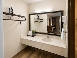 Appartamento Deluxe | Bagno | Vasca, set di cortesia gratuito, asciugacapelli, asciugamani