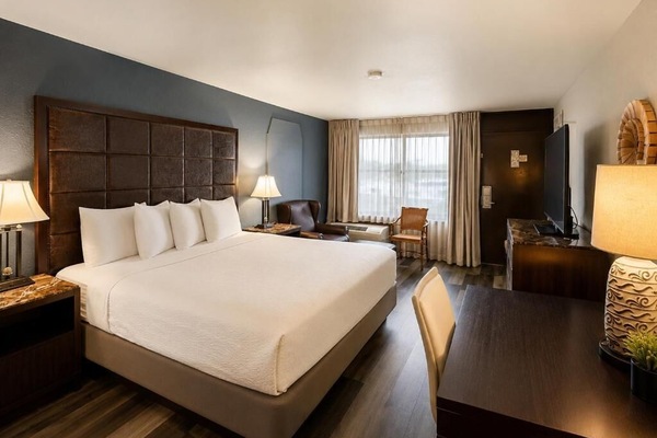 Deluxe Apartment | In-room safe, desk, iron/ironing board (on request), WiFi (free)