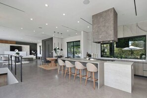 Interior - Round Valley Residence - Sherman Oaks Hillside Retreat with Pool and Spa (Sherman Oaks, Los Angeles)