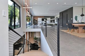Ein modernes Interieur mit Treppe, Essbereich und Blick ins Freie.