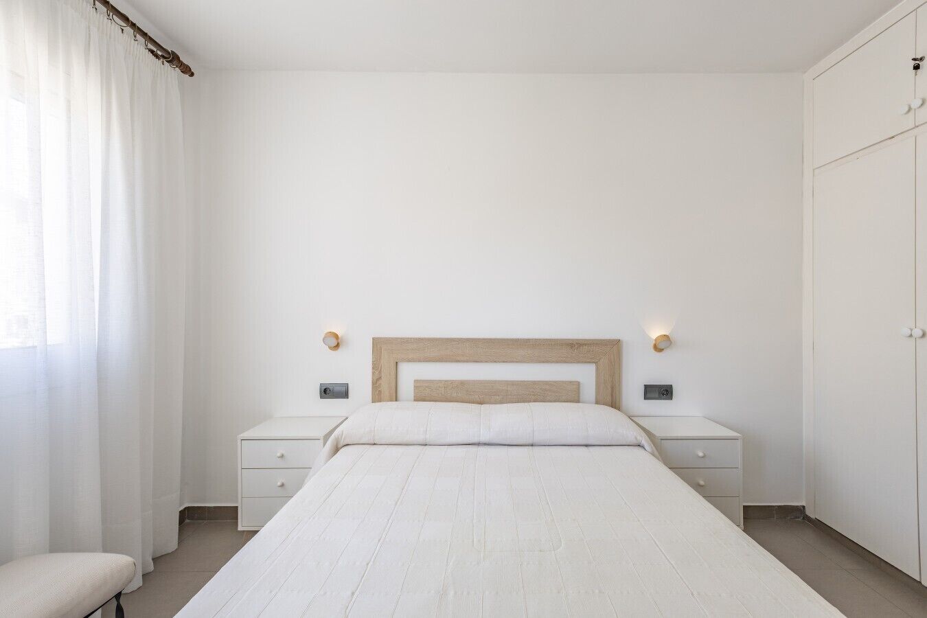 Een bureau, een strijkplank/strijkijzer, wifi, beddengoed