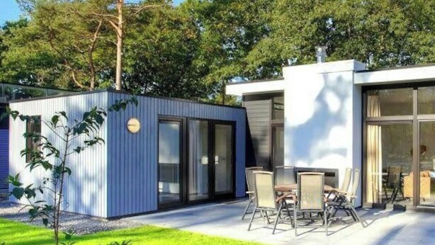 A modern house with a patio, a small garden, and a dining area with chairs. - Holiday Home in Otterlo With Terrace (Otterlo)