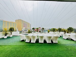 Outdoor dining - the royal oak sec 40 hotel gurgaon (Gurugram)