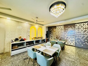 Dining - the royal oak sec 40 hotel gurgaon (Gurugram)