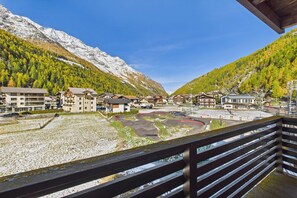A mountain town with buildings, a road, and a mountain backdrop. - Family-Friendly Apartment with Mountain Views (Saas-Grund)