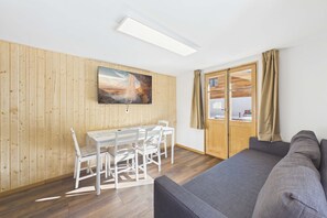 Living area - Charming Alpine Apartment 15 Min from Zermatt (Randa)