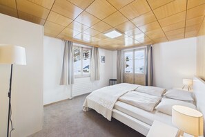 Een bureau, een strijkplank/strijkijzer, wifi, beddengoed