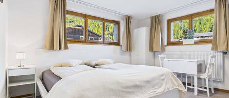 1 slaapkamer, een bureau, wifi, beddengoed