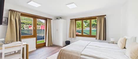 1 bedroom, desk, WiFi, bed sheets