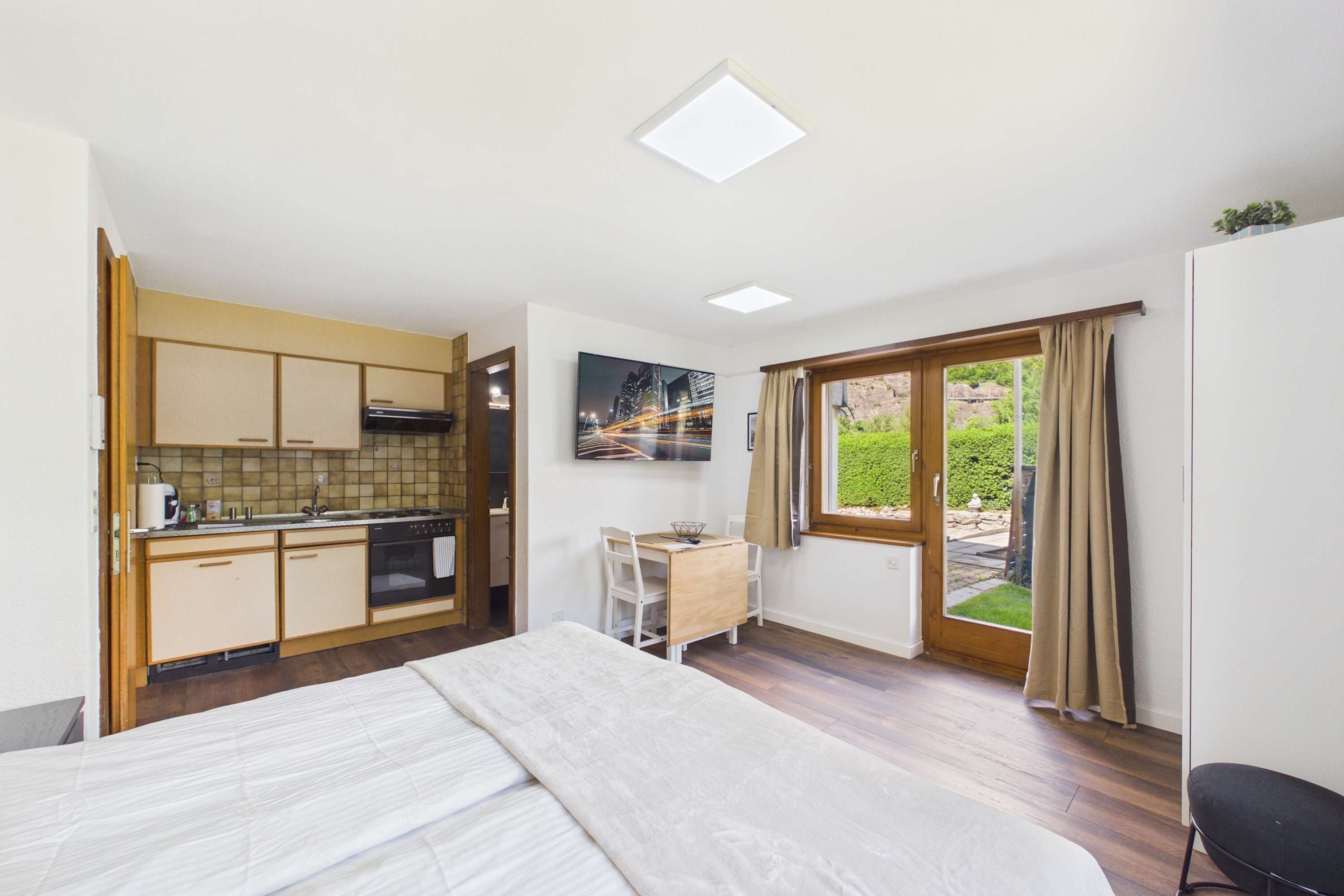 1 bedroom, desk, WiFi, bed sheets