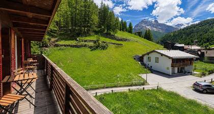 Stunning Studio with Balcony & Panoramic Views