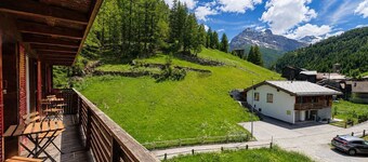 Stunning Studio with Balcony & Panoramic Views