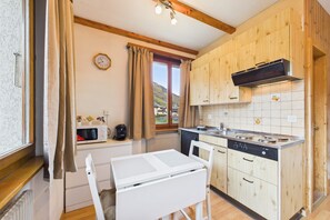 Private kitchen - Stunning Studio with Balcony & Panoramic Views (Saas-Grund)