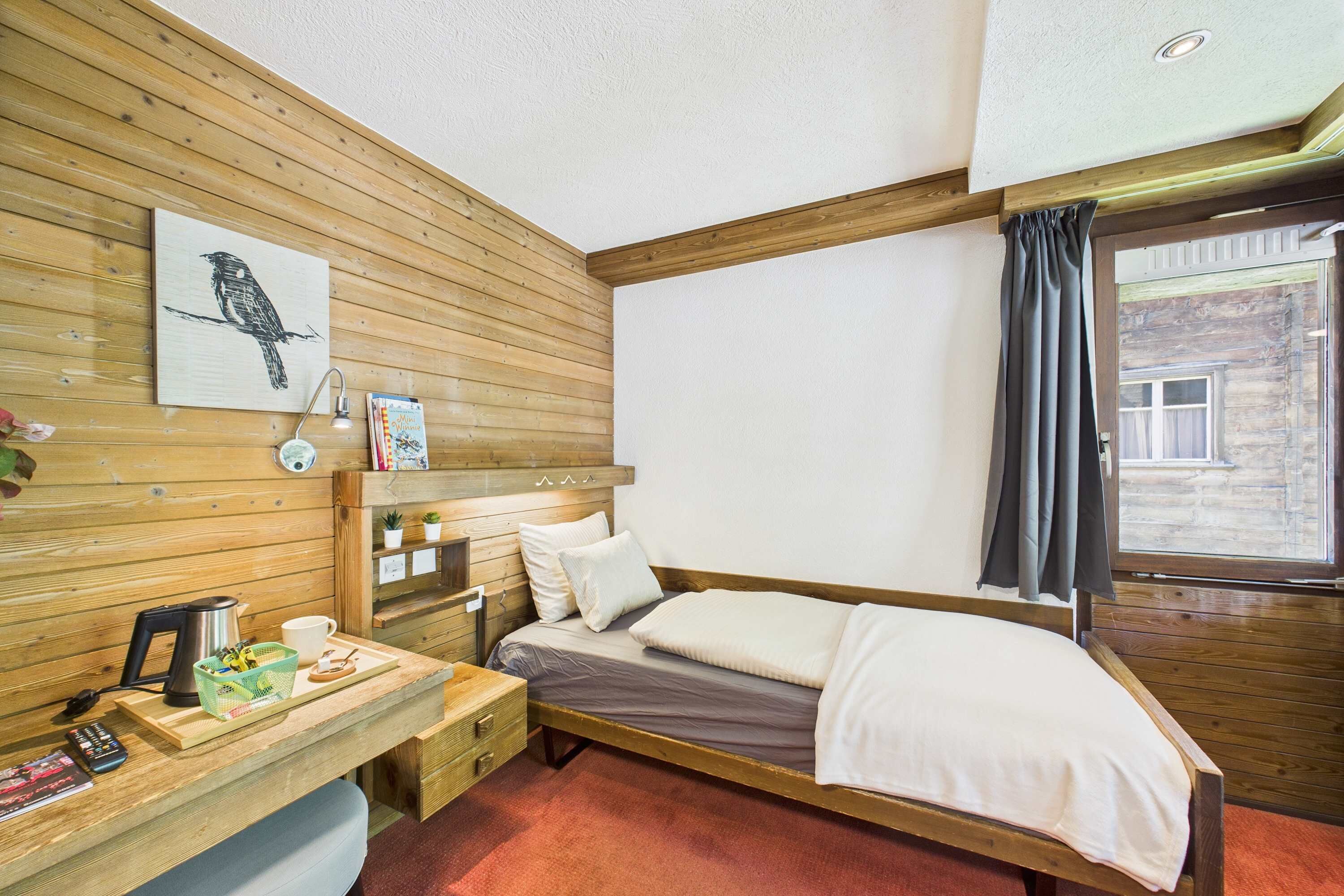 Desk, WiFi, bed sheets