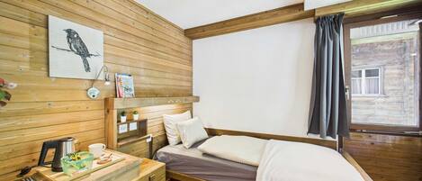 Desk, WiFi, bed sheets