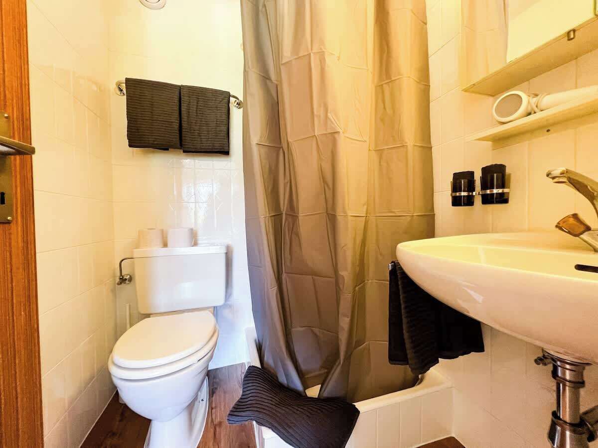 Een douche, een haardroger, handdoeken, shampoo