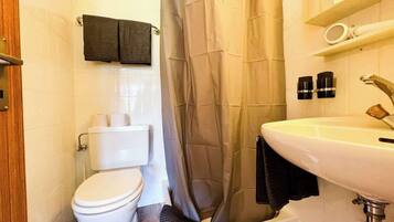 Een douche, een haardroger, handdoeken, shampoo