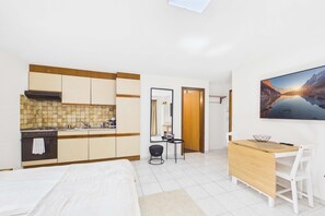Desk, WiFi, bed sheets - Charming Studio with Mountain Views in Brig (Gamsen)