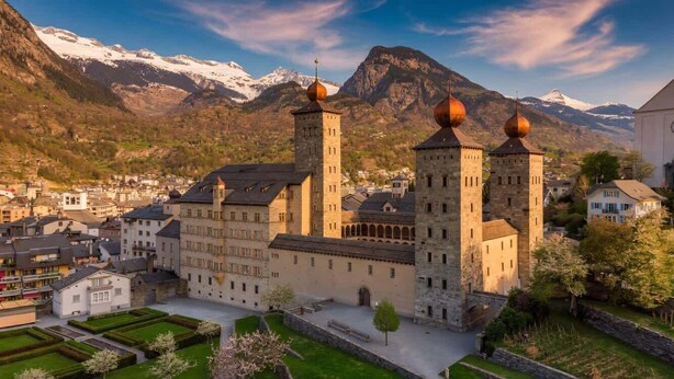 A historic building with multiple towers and a courtyard. - Charming Studio with Mountain Views in Brig (Gamsen)