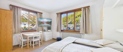 1 bedroom, desk, WiFi, bed sheets