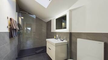 Shower, hair dryer, towels, shampoo