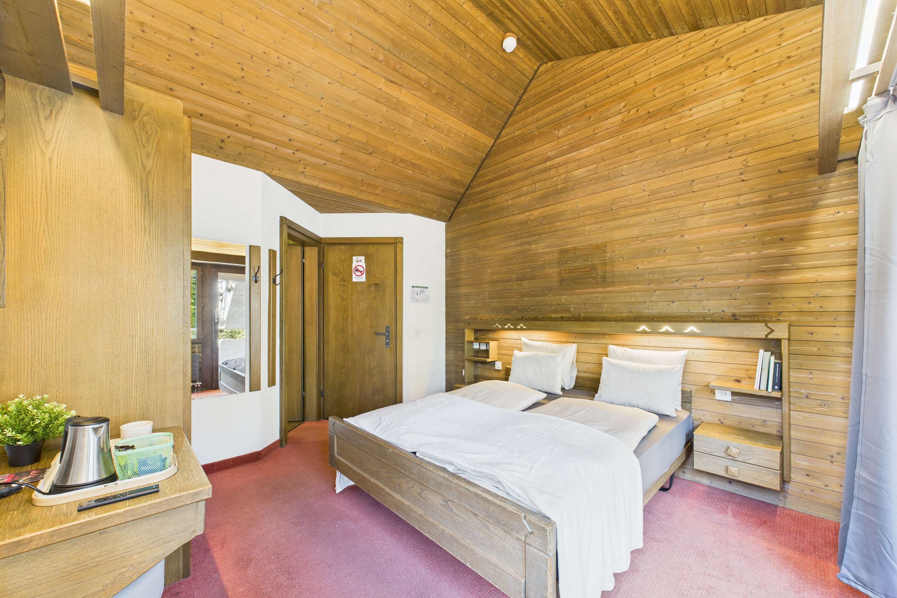 Een bureau, wifi, beddengoed