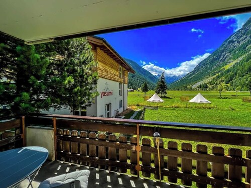 Mountain View Apartment Steps from Zermatt