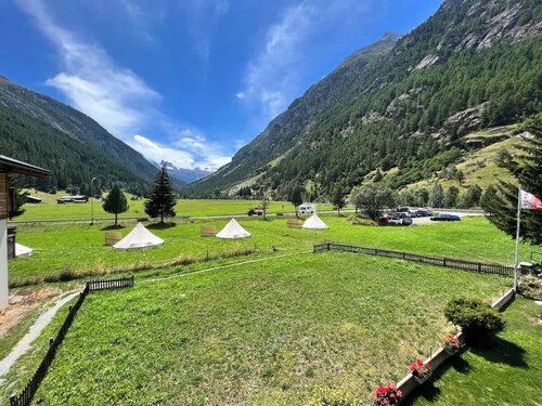Mountain-View Apartment Steps from Zermatt