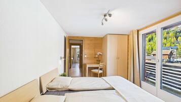 2 bedrooms, desk, travel crib, WiFi