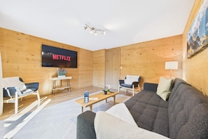 TV, offices - Scenic Family Apartment with Mountain Views (Saas-Grund)