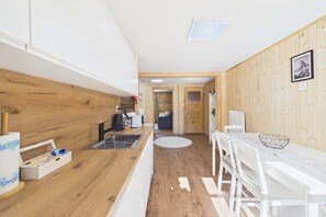 Private kitchen - Scenic Mountain Views Apartment near Zermatt (Randa)