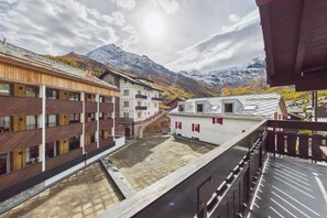 A hotel with a terrace, mountain views, and traditional architecture. - Central Apartment for 6 the Heart of Saas-Fee (Saas-Fee)