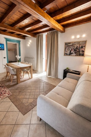 Smart TV - Casa Renoir: Charming Two-Room Apartment in Suna with Wi-Fi, Near the Lakefront and Beach (Suna)