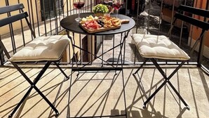 A balcony with a table set for two, featuring a cheese platter, grapes, and wine glasses. - Casa Renoir: A bright one-bedroom apartment in the historic center of Suna, near the lake and the beach  (Suna)