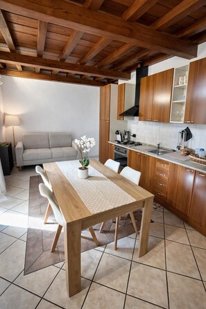 Interior - Casa Renoir: Charming Two-Room Apartment in Suna with Wi-Fi, Near the Lakefront and Beach (Suna)