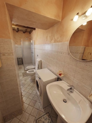 Shower, hair dryer, bidet, towels - Casa Renoir: Charming Two-Room Apartment in Suna with Wi-Fi, Near the Lakefront and Beach (Suna)