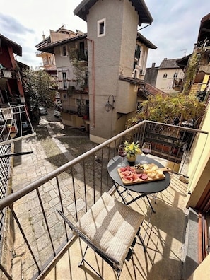 Property grounds - Casa Renoir: Charming Two-Room Apartment in Suna with Wi-Fi, Near the Lakefront and Beach (Suna)